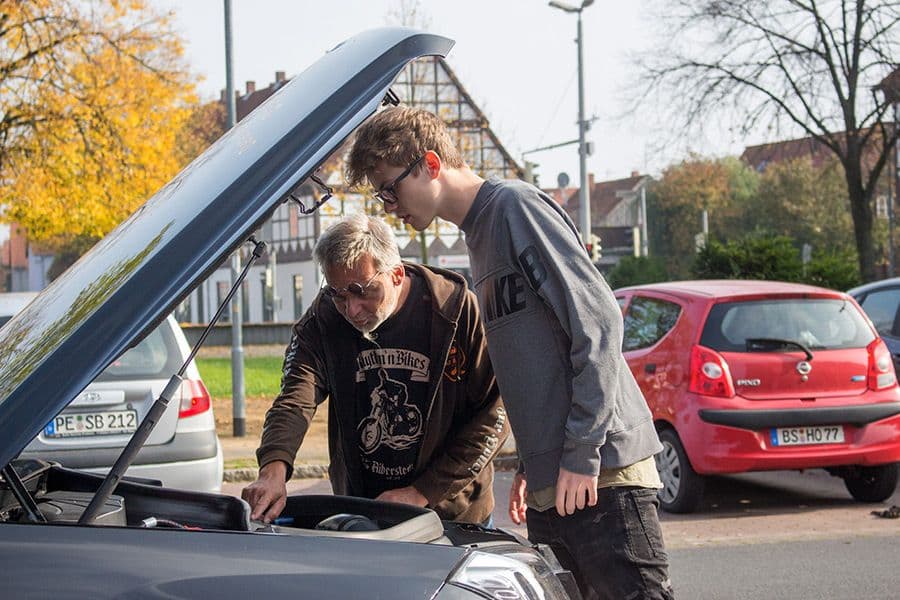 Kontrolle des Motorraums