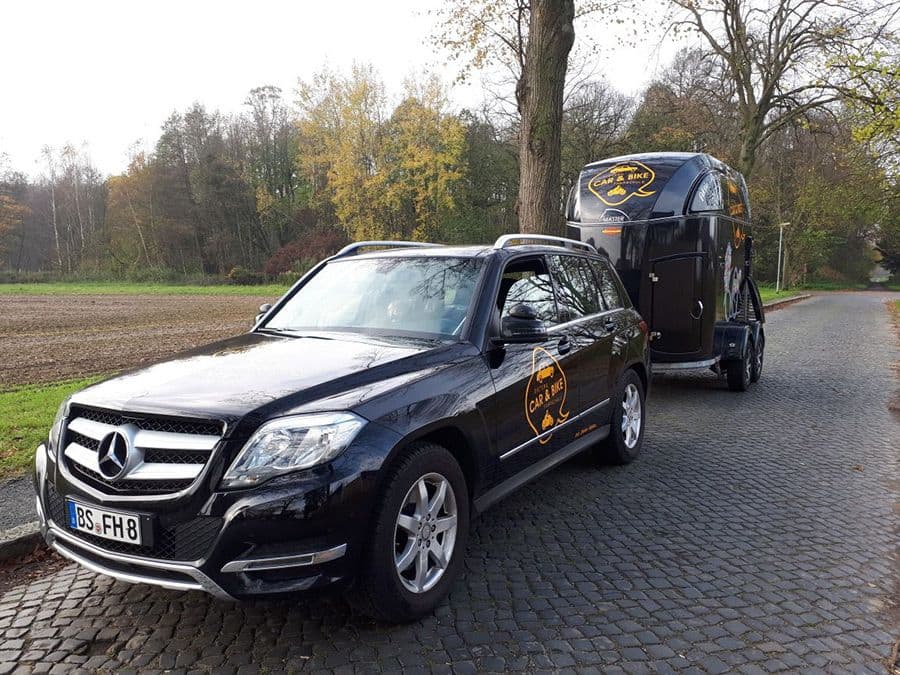 Auto mit Anhänger