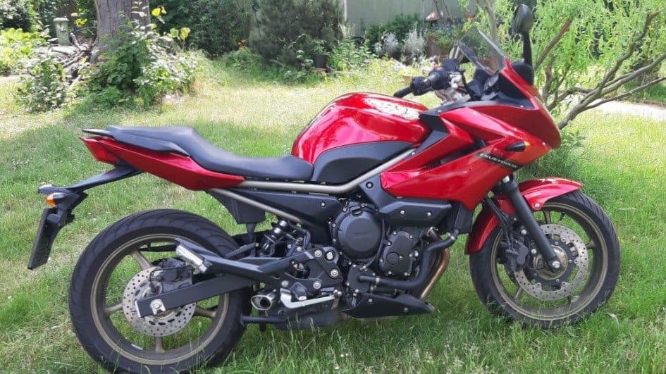 Rotes Motorrad der Fahrschule auf der Wiese — Führerscheinklasse A