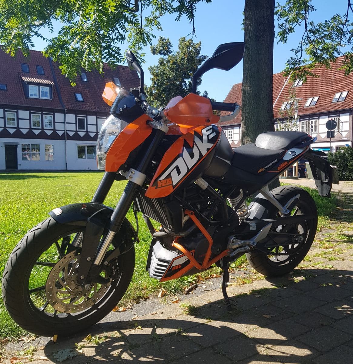 KTM Duke 125 der Fahrschule vor Fachwerkhäusern — Führerscheinklasse A1
