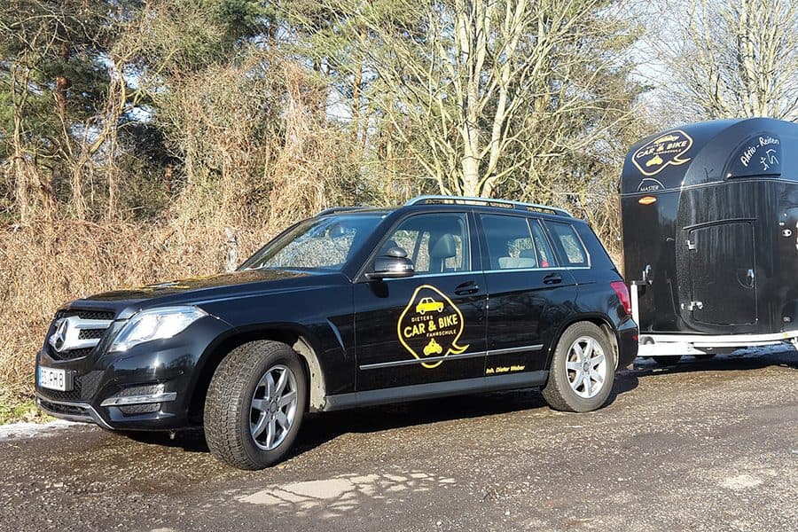 Mercedes GLK der Fahrschule mit Pferdeanhänger — Führerscheinklasse BE