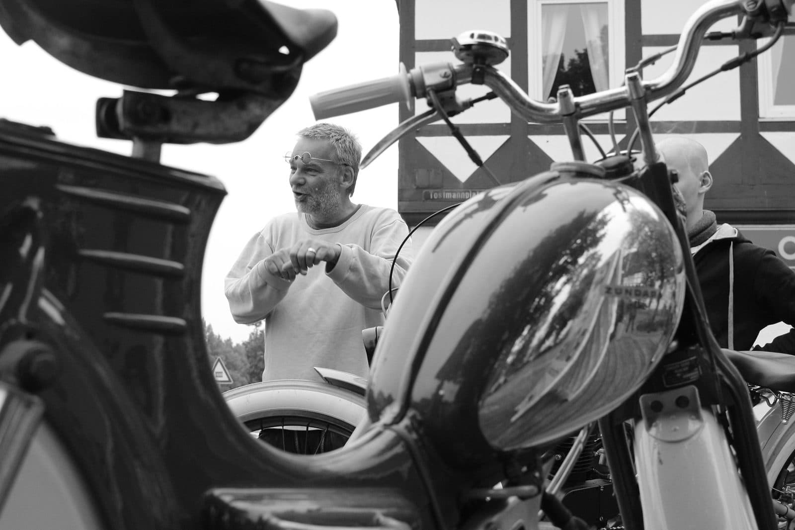 Dieter Weber mit seinem Motorrad vor dem Fachwerkhaus – Schwarz-Weiß-Foto